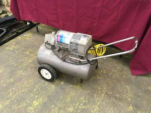 lot 39 image: Campbell Hausfeld Power Pal Air Compressor