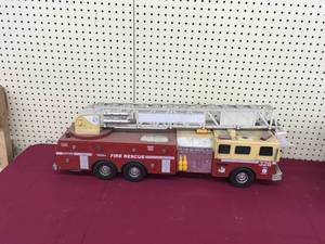 lot 47 image: Tonka Fire Truck