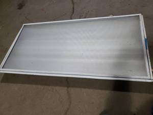 lot 17 image: Lot of 4 Flourescent Lights