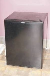 lot 19 image: Arctic King Mini Refrigerator