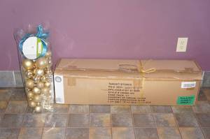lot 70 image: 6 Lit Christmas Tree with Ornaments
