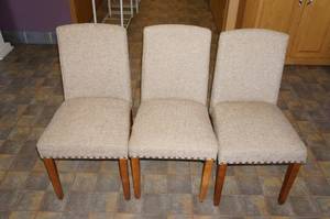 lot 85 image: 3 Cloth Lobby Chairs
