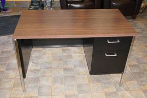 lot 92 image: 2 Drawer Desk