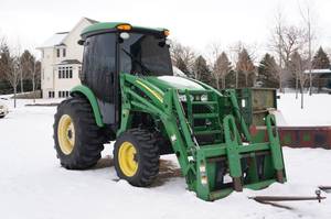 lot 1 image: John Deere 4720 Tractor with Cab and 400CX Loader