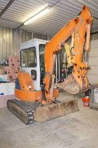 lot 8 image: Hitachi EX27U Mini Excavator