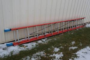 lot 28 image: Werner D6224-2 24 Fiberglass Extension Ladder