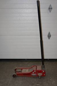 lot 38 image: Strongway 3 Ton Floor Jack