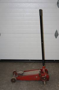 lot 39 image: Allied 3 Ton Floor Jack