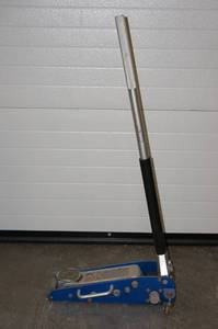 lot 40 image: Big Red 1-12 Ton Aluminum Racing Floor Jack