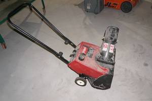 lot 70 image: Toro Powerlite-E Gas Snowblower