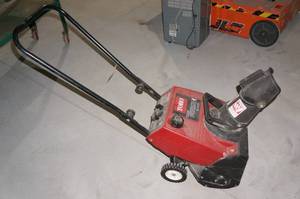 lot 71 image: Toro Powerlite-E Gas Snowblower