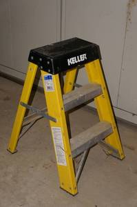 lot 84 image: Keller 26 Fiberglass Step Stool