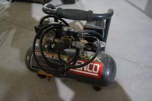 lot 122 image: Senco 1 Gallon Air Compressor