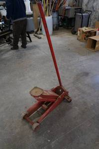 lot 131 image: Snap-On 2-12 Ton Floor Jack