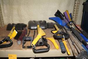 lot 275 image: Vehicle Brushes and Small Shovels