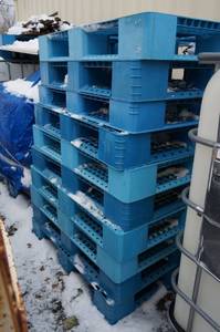 lot 436 image: Plastic Pallets