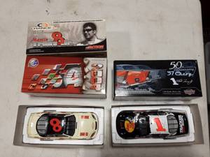 lot 32 image: 2-Martin Truex Jr. Action & Drivers Select Collectibles