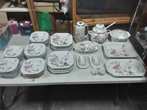 lot 45 image: Mikasa Silk Flowers Dish Set 70 Pieces