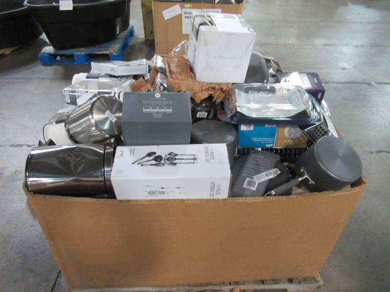 lot 107 image: WHOLESALE MIXED PALLET OF MISCELLANEOUS POTS, PANS, KITCHEN ACCESSORIES AND MORE