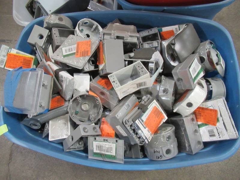 lot 202 image: WHOLESALE MIXED PALLET OF MISCELLANEOUS GANG AND ELECTRICAL BOXES