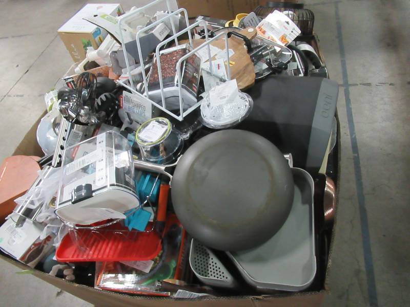 lot 210 image: WHOLESALE MIXED PALLET OF MISCELLANEOUS POTS, PANS, KITCHEN ACCESSORIES AND MORE