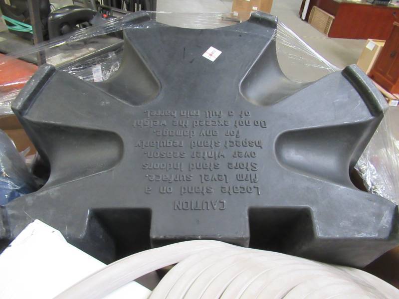 lot 223 image: WHOLESALE MIXED PALLET OF MISCELLANEOUS, PLANTERS, OUTDOOR ITEMS, HOME DECOR AND MORE
