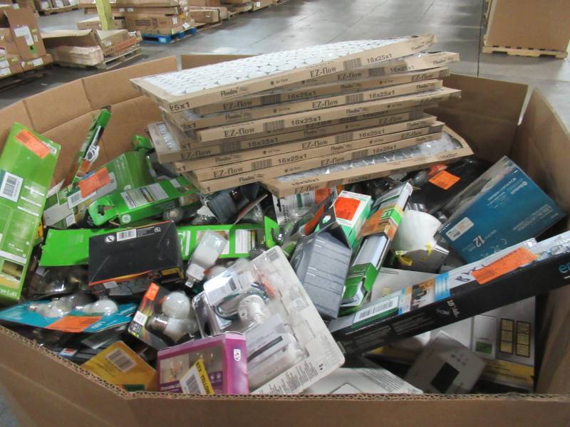 lot 300 image: WHOLESALE MIXED PALLET OF MISCELLANEOUS LIGHT BULBS AND LIGHTING