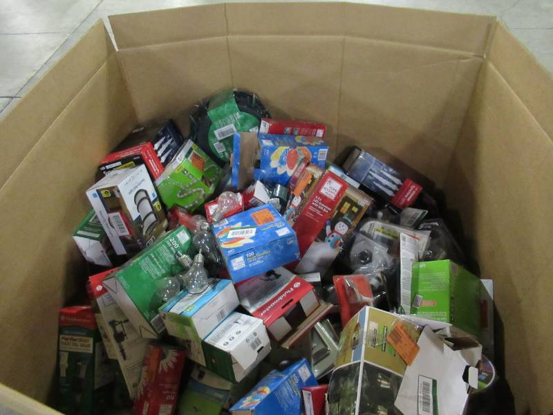 lot 301 image: WHOLESALE MIXED PALLET OF MISCELLANEOUS DECORATIVE LIGHT BULBS AND STRING LIGHTS