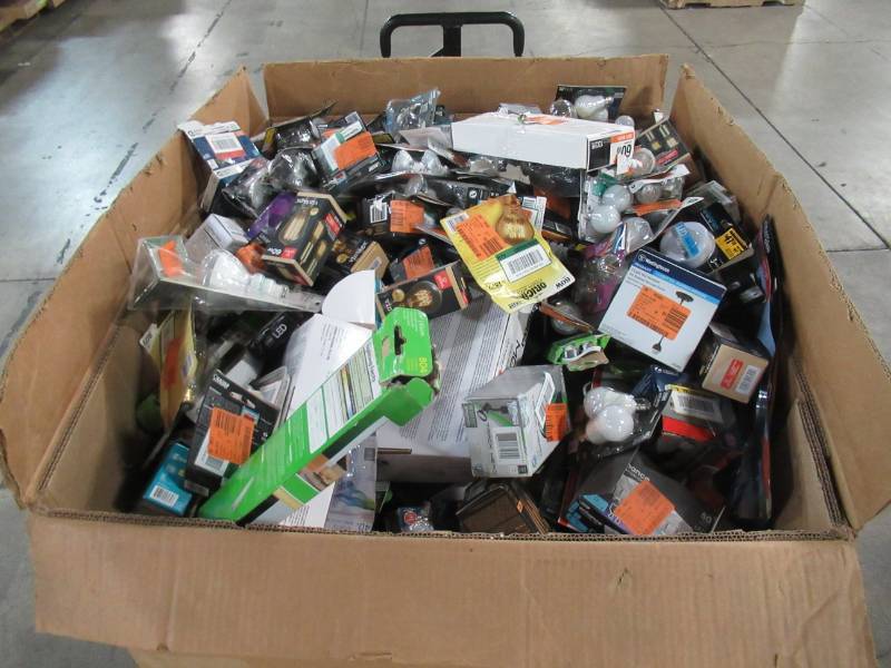 lot 302 image: WHOLESALE MIXED PALLET OF MISCELLANEOUS LIGHT BULBS