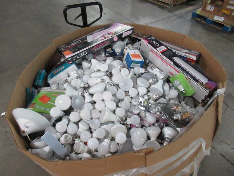 lot 305 image: WHOLESALE MIXED PALLET OF MISCELLANEOUS LIGHT BULBS AND GROW LIGHTS