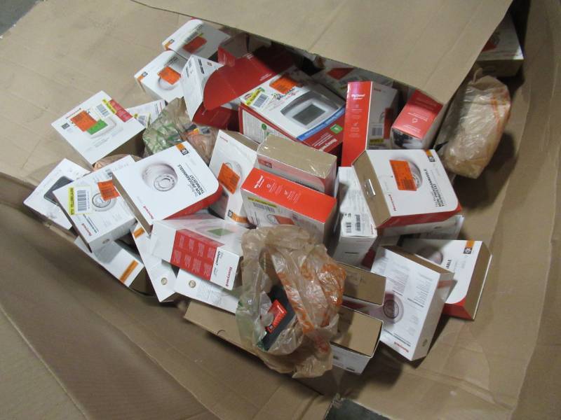 lot 315 image: WHOLESALE MIXED PALLET OF DIGITAL THERMOSTATS