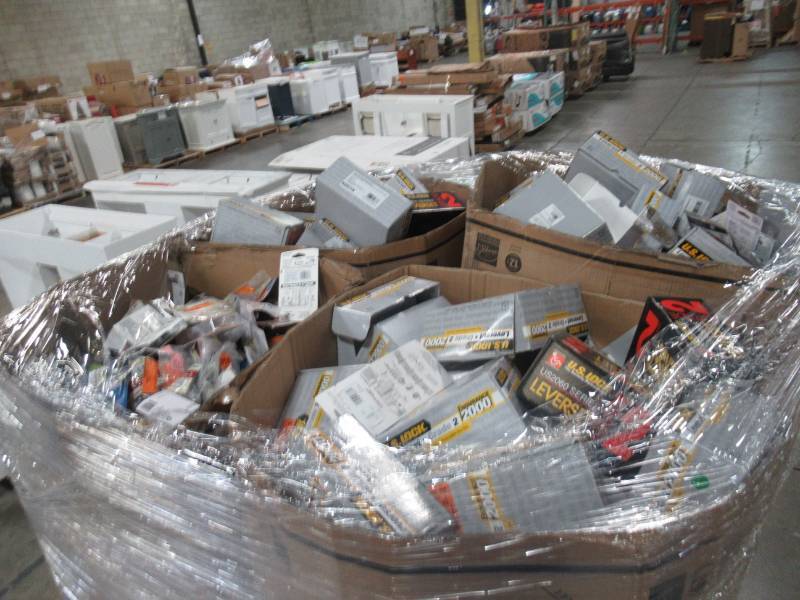 lot 319 image: WHOLESALE MIXED PALLET OF DOOR HANDLES, KNOBS, KITS AND HARDWARE