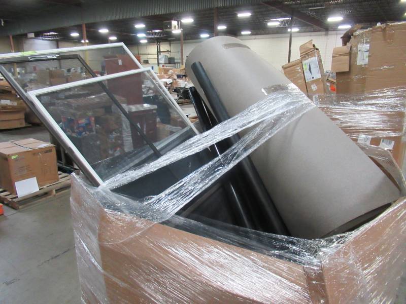 lot 320 image: WHOLESALE MIXED PALLET OF SCREENS, POSTS, LINOLEUM AND DOOR ACCESSORIES