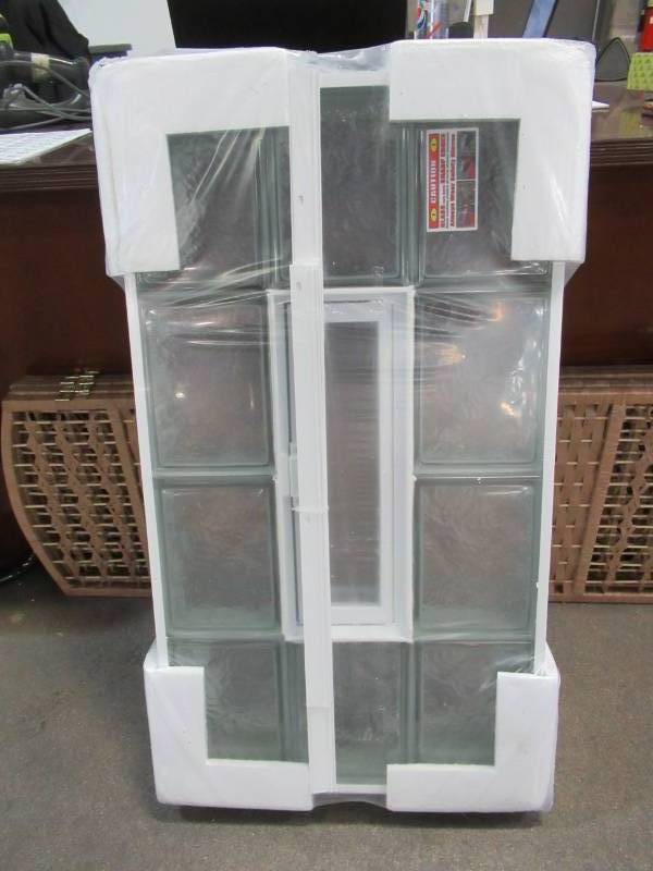 lot 606 image: Tafco Windows 31.625 in. x 17.625 in. NailUp2 Ice Pattern Glass Block Window, Series 17000, NU2-3218IV