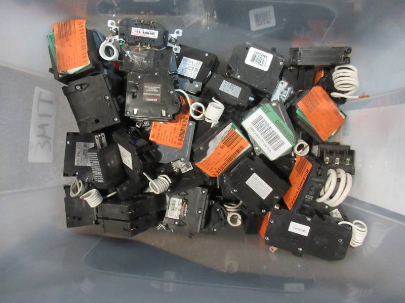 lot 826 image: WHOLESALE MIXED BIN OF MISCELLANEOUS BREAKERS