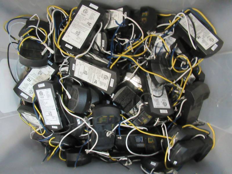 lot 829 image: WHOLESALE MIXED BIN OF MISCELLANEOUS CEILING FAN RECEIVERS