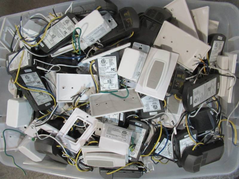 lot 831 image: WHOLESALE MIXED BIN OF MISCELLANEOUS CEILING FAN RECEIVERS, SWITCHES AND REMOTES