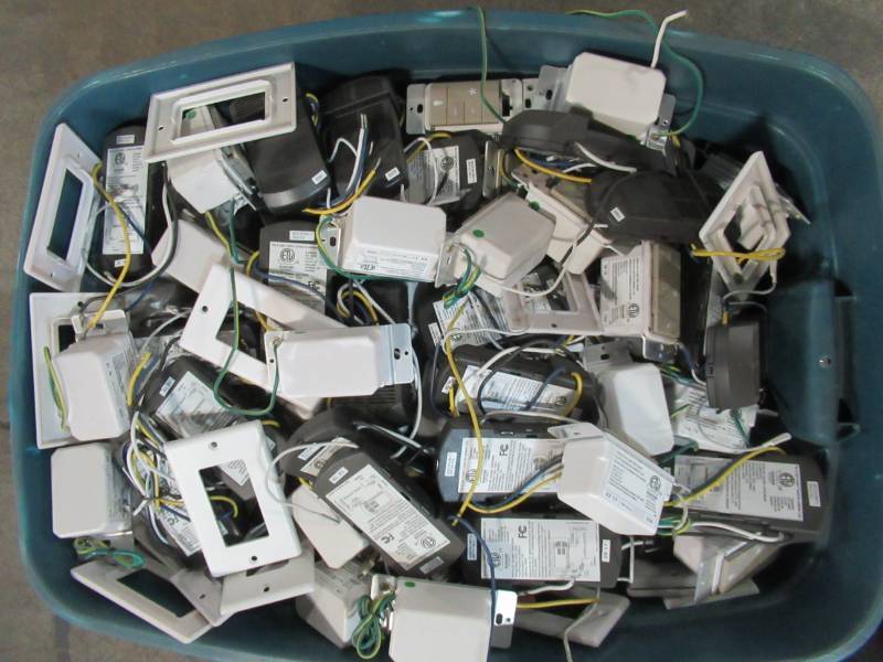 lot 832 image: WHOLESALE MIXED BIN OF MISCELLANEOUS CEILING FAN RECEIVERS, SWITCHES AND REMOTES
