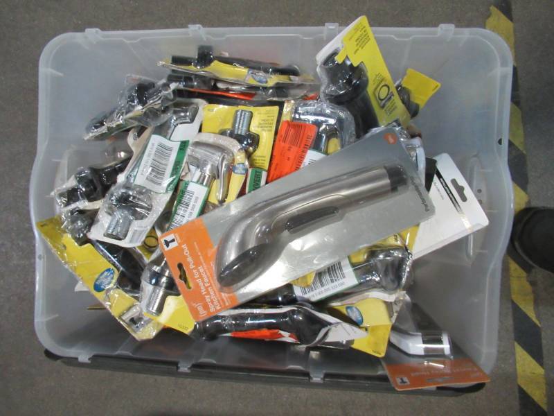 lot 841 image: WHOLESALE MIXED BIN OF MISCELLANEOUS PULLOUT SPRAY HEADS FOR KITCHEN FAUCETS AND MORE