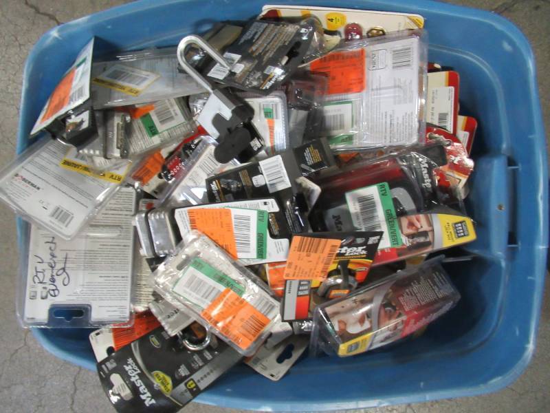 lot 843 image: WHOLESALE MIXED BIN OF MISCELLANEOUS KEY AND COMBINATION LOCKS