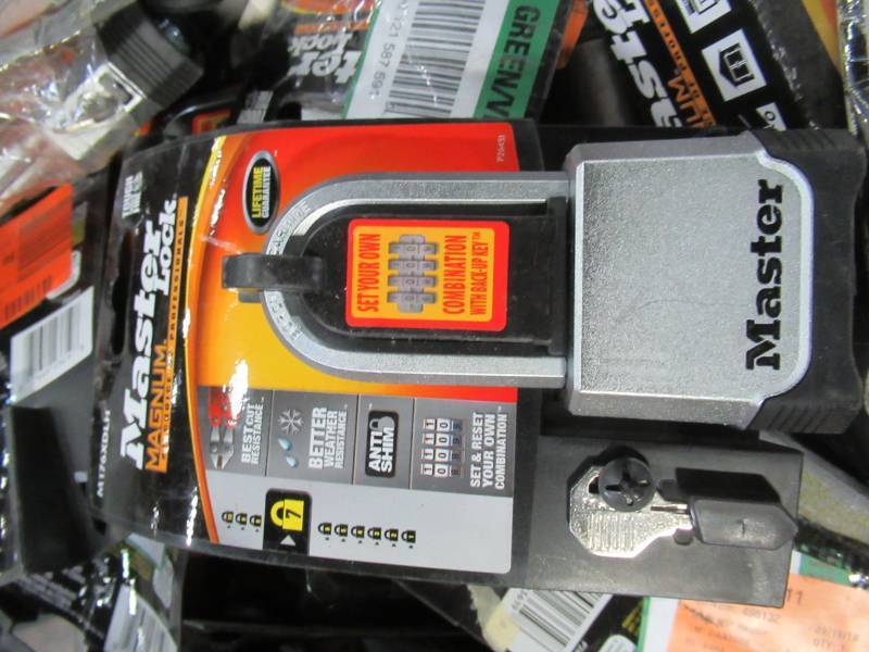 lot 844 image: WHOLESALE MIXED BIN OF MISCELLANEOUS KEY AND COMBINATION LOCKS