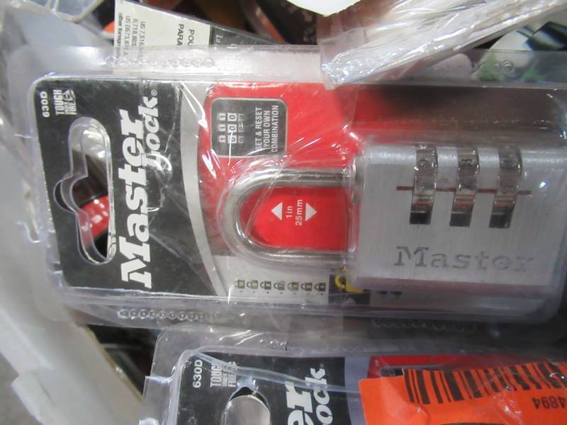 lot 845 image: WHOLESALE MIXED BIN OF MISCELLANEOUS KEY AND COMBINATION LOCKS