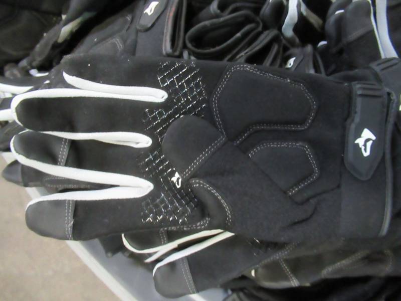 lot 848 image: WHOLESALE MIXED BIN OF MISCELLANEOUS HUSKY WORK GLOVES - LEFT HAND ONLY
