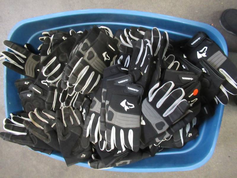 lot 849 image: WHOLESALE MIXED BIN OF MISCELLANEOUS HUSKY WORK GLOVES - LEFT HAND ONLY