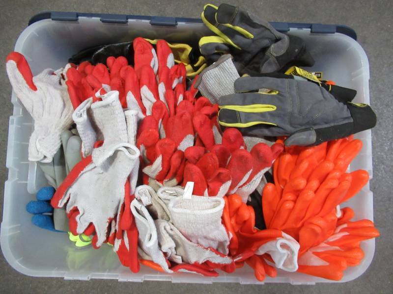 lot 850 image: WHOLESALE MIXED BIN OF MISCELLANEOUS WORK GLOVES (MAY NOT BE PAIRED)