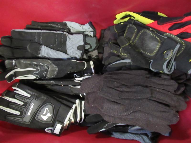 lot 851 image: WHOLESALE MIXED BIN OF MISCELLANEOUS WORK GLOVES (MAY NOT BE PAIRED)