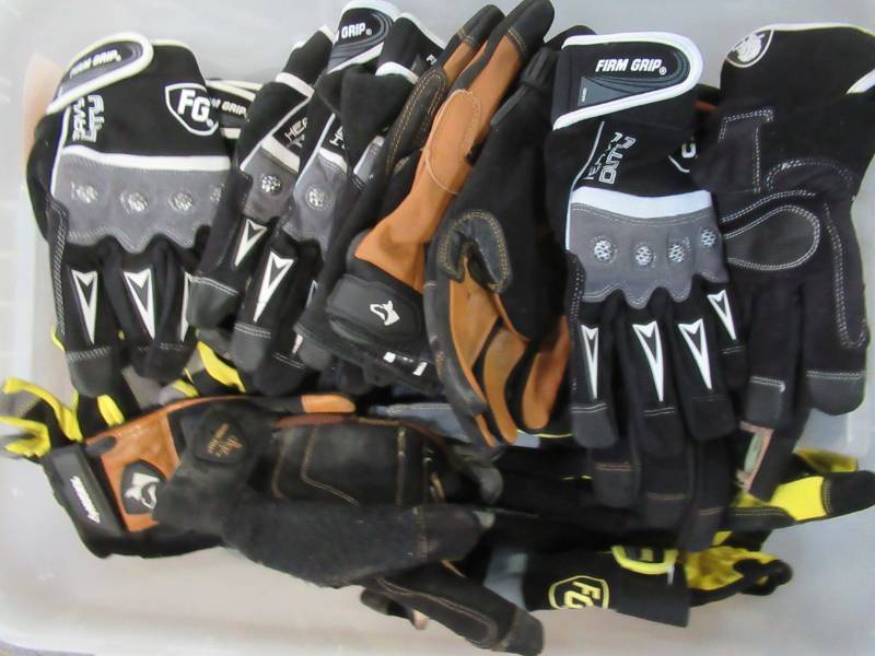 lot 852 image: WHOLESALE MIXED BIN OF MISCELLANEOUS WORK GLOVES (MAY NOT BE PAIRED)