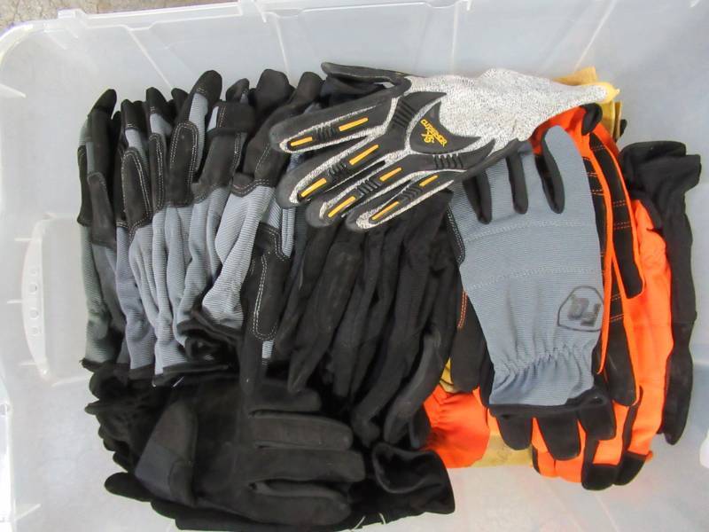 lot 853 image: WHOLESALE MIXED BIN OF MISCELLANEOUS WORK GLOVES (MAY NOT BE PAIRED)