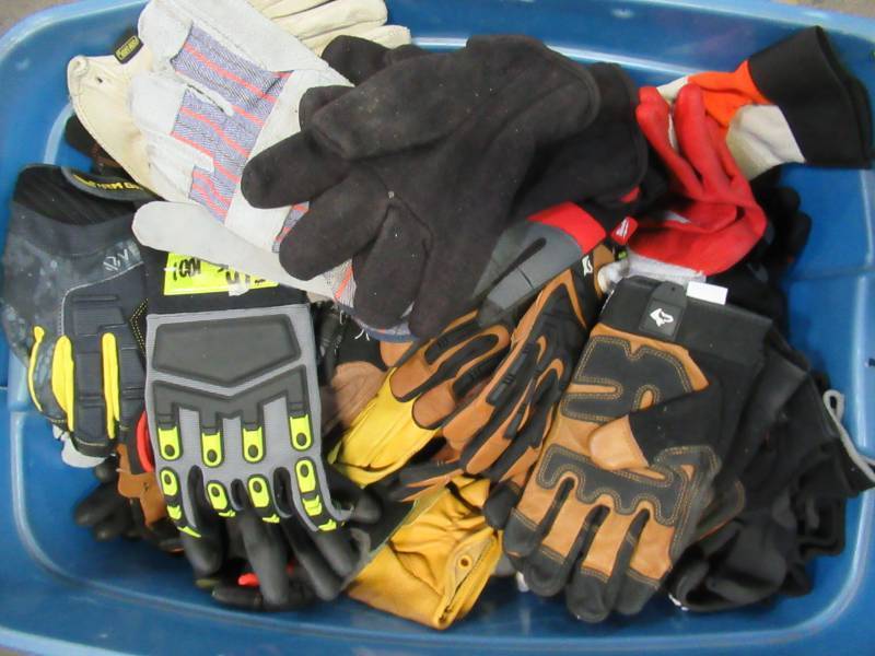 lot 854 image: WHOLESALE MIXED BIN OF MISCELLANEOUS WORK GLOVES (MAY NOT BE PAIRED)