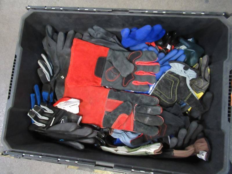 lot 855 image: WHOLESALE MIXED BIN OF MISCELLANEOUS WORK GLOVES (MAY NOT BE PAIRED)